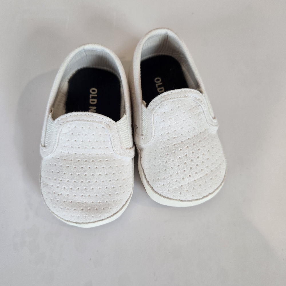 Old Navy White Baby Sneakers Crib Shoes 3-6m